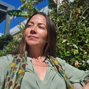 Meltem Pamirtan Instagram - Ne tatlı sözler var hep Sezen Aksu da yaşanmışlık kokan ruhu olan rengarenk kelimeler ...
#denge önüme çıktı ben de bilmiyordum bu şarkısını .
Ama yakıştı bence fotoğrafımıza sizce..