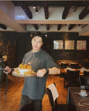 Melvin Sia Instagram - 祝我，
生日快樂🎂🥂❤️
今年的生日過得有點幸福
天天都有滿滿的祝福與慶生
所以，昨晚才把慶餘年2看完。

謝謝大家的祝福❤️
也意味著2024過了一半了，
大家有什麼想做的就去做吧，
希望大家都能健康平安快樂。🥂✨️

#happybirthdaytome
#MarVelousME 
#MarVelouslifestyle