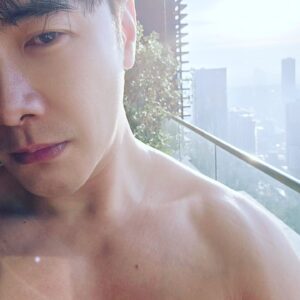 Melvin Sia Instagram - 四月要走了
忙着忙了，思念片刻，
釋放玩完，沉澱情緒。

腳步開始追趕起來，
吃力些但覺得很滿足。

夢想一直都在，
背著年紀雖然有點重，
但心的容量好像變強了。

人生，進步真的很重要。
適時的吃喝玩樂更是重要。

#workhardplayhard
#MarVelousME
#MarVelouslifestyle