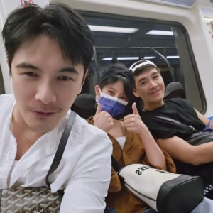 Melvin Sia Instagram - 好朋友就是
一殺青就聚餐，
然後一起敲杯，
然後一起慶生，
然後一起搭捷運。
然後也太幸福了吧！

❤️🎂❤️
愛你們😍😍😍
殺青快樂🥂🥂🥂