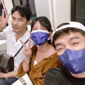 Melvin Sia Instagram - 好朋友就是
一殺青就聚餐，
然後一起敲杯，
然後一起慶生，
然後一起搭捷運。
然後也太幸福了吧！

❤️🎂❤️
愛你們😍😍😍
殺青快樂🥂🥂🥂
