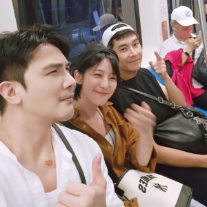 Melvin Sia Instagram - 好朋友就是
一殺青就聚餐，
然後一起敲杯，
然後一起慶生，
然後一起搭捷運。
然後也太幸福了吧！

❤️🎂❤️
愛你們😍😍😍
殺青快樂🥂🥂🥂
