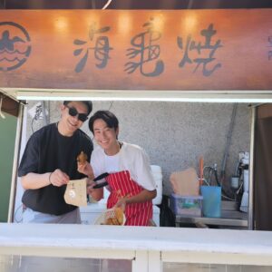 Melvin Sia Instagram - 好難得的體驗
人生還真的是第一次到小琉球
不，應該說我來台灣12年了都還沒去過外島吶！  太期待了！

我這人其實還蠻奇怪的，
可以說走就走，但也可以被動到哪都不想去。其實就連墾丁我都還沒去過耶！

謝謝節目組的邀請，
推動了我這夏天不再無聊，
也讓我解鎖了我一直很想做但不敢做的事。

今晚10點，
三立都會台30頻道。

#漂留小琉球
#上山下海過一夜