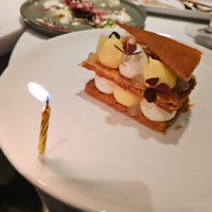 Melvin Sia Instagram - 好朋友就是
一殺青就聚餐，
然後一起敲杯，
然後一起慶生，
然後一起搭捷運。
然後也太幸福了吧！

❤️🎂❤️
愛你們😍😍😍
殺青快樂🥂🥂🥂
