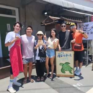 Melvin Sia Instagram - 好難得的體驗
人生還真的是第一次到小琉球
不，應該說我來台灣12年了都還沒去過外島吶！  太期待了！

我這人其實還蠻奇怪的，
可以說走就走，但也可以被動到哪都不想去。其實就連墾丁我都還沒去過耶！

謝謝節目組的邀請，
推動了我這夏天不再無聊，
也讓我解鎖了我一直很想做但不敢做的事。

今晚10點，
三立都會台30頻道。

#漂留小琉球
#上山下海過一夜