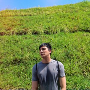 Melvin Sia Instagram - 今天的故事是這樣的，
每一年夏天過的方式都不一樣。

記得小時候在砂拉越長大，那裡每天都是夏天。記得每天下課都得去放羊兒去吃草、採胡椒、採可可、偶而要去割芋頭葉煮給豬吃的、或者割芒草給兔子餵食…… 鄉下的生活過得實在紮實。 

長大後，堅決離開鄉下往大城市吉隆坡飛。
離開籠子的鳥只能不停地往前飛，深怕無法追逐自己想要的生活。那裡每天也都是夏天，我記得每年的暑假，我定要跟好友們結伴去海邊玩，畢竟17年來從未見過海，甚是喜歡大海的擁抱。 在水里有種被充電的感覺，直到現在都還是很愛，就只是不敢往下深潛，似乎內心有種莫名的恐懼。

來到了台灣，四季分明的寶島。
讓人更為珍惜每一季的活動，去年夏天，我選擇去了花蓮溯溪。 花蓮的溪流實在太美了，溪水也很透徹，玩上好幾天都覺得值得，當然也因為我花蓮的朋友也很熱情。 

那今年呢？
因緣際會下我好像又可以解鎖一些沒去過，沒玩過的地方了，之後再跟大家分享。 夏天就是要選擇做一些戶外活動來啟動自己，就算流汗，日曬雨淋都很療癒，但記得要擦防曬乳防曬抗老哦。 

好好享受這幾個月的熱情，
也記得多喝水，別中暑了。

#MarVelousME
#MarVelouslifestyle
#夏天玩起來
