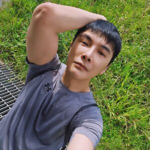 Melvin Sia Instagram - 今天的故事是這樣的，
每一年夏天過的方式都不一樣。

記得小時候在砂拉越長大，那裡每天都是夏天。記得每天下課都得去放羊兒去吃草、採胡椒、採可可、偶而要去割芋頭葉煮給豬吃的、或者割芒草給兔子餵食…… 鄉下的生活過得實在紮實。 

長大後，堅決離開鄉下往大城市吉隆坡飛。
離開籠子的鳥只能不停地往前飛，深怕無法追逐自己想要的生活。那裡每天也都是夏天，我記得每年的暑假，我定要跟好友們結伴去海邊玩，畢竟17年來從未見過海，甚是喜歡大海的擁抱。 在水里有種被充電的感覺，直到現在都還是很愛，就只是不敢往下深潛，似乎內心有種莫名的恐懼。

來到了台灣，四季分明的寶島。
讓人更為珍惜每一季的活動，去年夏天，我選擇去了花蓮溯溪。 花蓮的溪流實在太美了，溪水也很透徹，玩上好幾天都覺得值得，當然也因為我花蓮的朋友也很熱情。 

那今年呢？
因緣際會下我好像又可以解鎖一些沒去過，沒玩過的地方了，之後再跟大家分享。 夏天就是要選擇做一些戶外活動來啟動自己，就算流汗，日曬雨淋都很療癒，但記得要擦防曬乳防曬抗老哦。 

好好享受這幾個月的熱情，
也記得多喝水，別中暑了。

#MarVelousME
#MarVelouslifestyle
#夏天玩起來