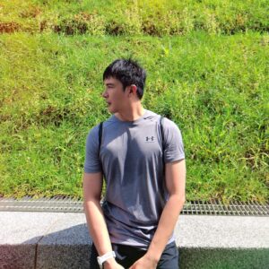 Melvin Sia Instagram - 今天的故事是這樣的，
每一年夏天過的方式都不一樣。

記得小時候在砂拉越長大，那裡每天都是夏天。記得每天下課都得去放羊兒去吃草、採胡椒、採可可、偶而要去割芋頭葉煮給豬吃的、或者割芒草給兔子餵食…… 鄉下的生活過得實在紮實。 

長大後，堅決離開鄉下往大城市吉隆坡飛。
離開籠子的鳥只能不停地往前飛，深怕無法追逐自己想要的生活。那裡每天也都是夏天，我記得每年的暑假，我定要跟好友們結伴去海邊玩，畢竟17年來從未見過海，甚是喜歡大海的擁抱。 在水里有種被充電的感覺，直到現在都還是很愛，就只是不敢往下深潛，似乎內心有種莫名的恐懼。

來到了台灣，四季分明的寶島。
讓人更為珍惜每一季的活動，去年夏天，我選擇去了花蓮溯溪。 花蓮的溪流實在太美了，溪水也很透徹，玩上好幾天都覺得值得，當然也因為我花蓮的朋友也很熱情。 

那今年呢？
因緣際會下我好像又可以解鎖一些沒去過，沒玩過的地方了，之後再跟大家分享。 夏天就是要選擇做一些戶外活動來啟動自己，就算流汗，日曬雨淋都很療癒，但記得要擦防曬乳防曬抗老哦。 

好好享受這幾個月的熱情，
也記得多喝水，別中暑了。

#MarVelousME
#MarVelouslifestyle
#夏天玩起來