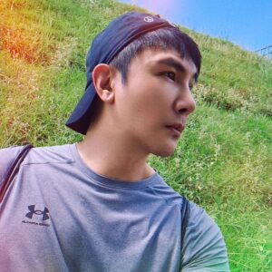 Melvin Sia Instagram - 今天的故事是這樣的，
每一年夏天過的方式都不一樣。

記得小時候在砂拉越長大，那裡每天都是夏天。記得每天下課都得去放羊兒去吃草、採胡椒、採可可、偶而要去割芋頭葉煮給豬吃的、或者割芒草給兔子餵食…… 鄉下的生活過得實在紮實。 

長大後，堅決離開鄉下往大城市吉隆坡飛。
離開籠子的鳥只能不停地往前飛，深怕無法追逐自己想要的生活。那裡每天也都是夏天，我記得每年的暑假，我定要跟好友們結伴去海邊玩，畢竟17年來從未見過海，甚是喜歡大海的擁抱。 在水里有種被充電的感覺，直到現在都還是很愛，就只是不敢往下深潛，似乎內心有種莫名的恐懼。

來到了台灣，四季分明的寶島。
讓人更為珍惜每一季的活動，去年夏天，我選擇去了花蓮溯溪。 花蓮的溪流實在太美了，溪水也很透徹，玩上好幾天都覺得值得，當然也因為我花蓮的朋友也很熱情。 

那今年呢？
因緣際會下我好像又可以解鎖一些沒去過，沒玩過的地方了，之後再跟大家分享。 夏天就是要選擇做一些戶外活動來啟動自己，就算流汗，日曬雨淋都很療癒，但記得要擦防曬乳防曬抗老哦。 

好好享受這幾個月的熱情，
也記得多喝水，別中暑了。

#MarVelousME
#MarVelouslifestyle
#夏天玩起來