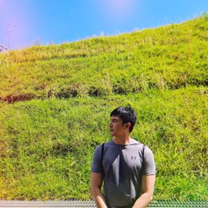 Melvin Sia Instagram - 今天的故事是這樣的，
每一年夏天過的方式都不一樣。

記得小時候在砂拉越長大，那裡每天都是夏天。記得每天下課都得去放羊兒去吃草、採胡椒、採可可、偶而要去割芋頭葉煮給豬吃的、或者割芒草給兔子餵食…… 鄉下的生活過得實在紮實。 

長大後，堅決離開鄉下往大城市吉隆坡飛。
離開籠子的鳥只能不停地往前飛，深怕無法追逐自己想要的生活。那裡每天也都是夏天，我記得每年的暑假，我定要跟好友們結伴去海邊玩，畢竟17年來從未見過海，甚是喜歡大海的擁抱。 在水里有種被充電的感覺，直到現在都還是很愛，就只是不敢往下深潛，似乎內心有種莫名的恐懼。

來到了台灣，四季分明的寶島。
讓人更為珍惜每一季的活動，去年夏天，我選擇去了花蓮溯溪。 花蓮的溪流實在太美了，溪水也很透徹，玩上好幾天都覺得值得，當然也因為我花蓮的朋友也很熱情。 

那今年呢？
因緣際會下我好像又可以解鎖一些沒去過，沒玩過的地方了，之後再跟大家分享。 夏天就是要選擇做一些戶外活動來啟動自己，就算流汗，日曬雨淋都很療癒，但記得要擦防曬乳防曬抗老哦。 

好好享受這幾個月的熱情，
也記得多喝水，別中暑了。

#MarVelousME
#MarVelouslifestyle
#夏天玩起來