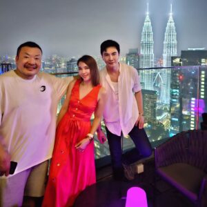 Melvin Sia Instagram - Last week,
I was meeting up with beautiful people,
exploring wonderful KL, and having a great time together. Thank you for everything🥂

#MarVelousME
#MarVelouslifestyle