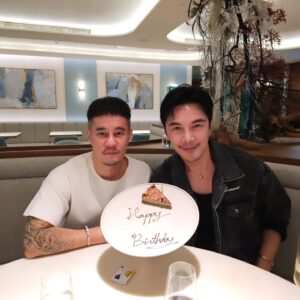 Melvin Sia Instagram - 圓滿了❤️🎂❤️
快快樂樂的6月，
有你們真好，愛你們！
