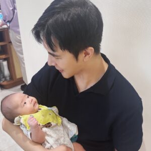 Melvin Sia Instagram - 滿月了
終於可以看見小大金了，
真的是好可愛，媽媽懷孕時在肚子裡常常聽見叔叔的聲音應該很熟悉了吧。 要乖乖健康長大哦！