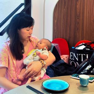 Melvin Sia Instagram - 滿月了
終於可以看見小大金了，
真的是好可愛，媽媽懷孕時在肚子裡常常聽見叔叔的聲音應該很熟悉了吧。 要乖乖健康長大哦！