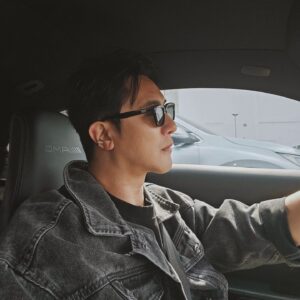 Melvin Sia Instagram - 四月要走了
忙着忙了，思念片刻，
釋放玩完，沉澱情緒。

腳步開始追趕起來，
吃力些但覺得很滿足。

夢想一直都在，
背著年紀雖然有點重，
但心的容量好像變強了。

人生，進步真的很重要。
適時的吃喝玩樂更是重要。

#workhardplayhard
#MarVelousME
#MarVelouslifestyle