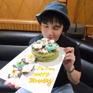 Melvin Sia Instagram - 圓滿了❤️🎂❤️
快快樂樂的6月，
有你們真好，愛你們！