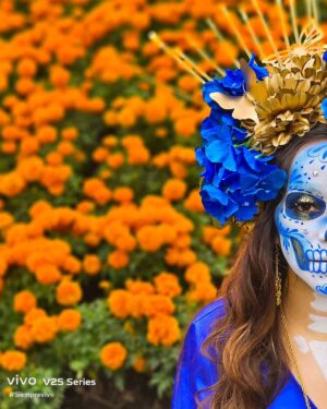 Memo Dorantes Instagram - Inmortaliza las tradiciones, captura cada detalle y compártelo con el mundo. #Siemprevivo 
Vestido: @sofia_suarez_artindumentary @sofiasuarezartindumentary
Fotografía: @gomezdelacueva
#V25Series 
#vivo #Smartphone