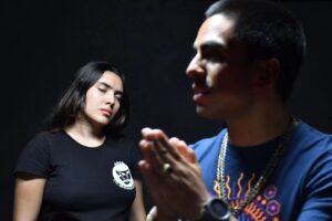 Memo Dorantes Instagram - “Inteligencia más carácter... ése es el objetivo de la verdadera educación” - Martin Luther King Jr.

Ayer fue día del maestro, y agradezco infinitamente al universo por permitirme yo aprender tanto de todos mis maestros, y desde hace 10 años que impartí mi primer taller, aprender de mis nuevos maestros que son mis alumnos, SIEMPRE! Gracias a cada alumno y alumna que ha confiado en mi para llevar el proceso, y que ha tocado mi corazón de una manera muy especial, sin duda es al revés, yo he crecido gracias a ustedes!
Gracias vida porque hoy me permites seguir dando clases como profesor en @ctc_anda_veracruz
Junto a un gran ejército de maestros, y personal escolar que sábado a sábado entregamos el alma a guiar a estos chicos que ingresan buscando desarrollarse en lo que les genera tanta pasión. ❤️🎭🎥📸🎹🎩🪄🎨🎛️🎬
Gracias por las fotos profe @hectorantonioja 🙏🫶