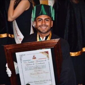 Memo Dorantes Instagram - Throw back Wednesday 👉 El día que recibí mi Doctorado Honoris Causa! 🫶🙌💫🕉️🍀