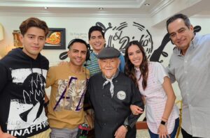 Memo Dorantes Instagram - Un honor compartir detrás de cámara y en esta ocasión en escena con tan grandes seres humanos, compañeros y actores! Gracias por enseñarme tanto cada día de llamado a su lado! @nuria_gv @sergiocoronaoficial @omarfierrooficial @pepevaldivieso @alexpad__tv