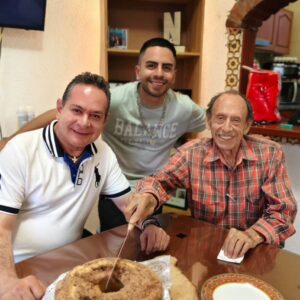Memo Dorantes Instagram - Generations! Feliz día del padre que todos tengan la dicha de compartir con sus senseis, gracias a mis 2 padres por enseñarme todo y más hasta ahora, felicidades a todos en su día 💫 🕉️🍀🫶👍🤙