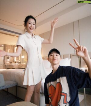 Meng-Lin Yang Instagram - 原來這就是生活中的儀式感·͜·

今年我們的生日特別訂了飯店一家人一起享受
雖然就在台北但意外的時程很舒服
畢竟帶著孩子出門都會特別匆忙
隨性派的我們這次可以睡到飽再出門
在飯店好好的享受裡面的設施與餐點
還有足夠的時間好好的紀錄出遊的點滴
晚上我甚至還泡了一個澡舒緩這幾個月的疲憊ꈍ .̮ ꈍ

謝謝漢來還準備了生日驚喜( ⸝⸝⸝¯ ³¯⸝⸝⸝ )♡
用心的佈置跟蛋糕超Q
我們三個住的很放鬆·͜· ︎︎ᕷ

四月是我們倆的生日月
願我們的寶貝一直平安健康又快樂
想去哪裡想做什麼我們都會陪著你⸝⸝⸝♡︎

Hairstyle/ @aabbee_apex_ 

#哈嘍小楊桃🌞🍑 #聽說藝珍昨天也在這 #我們與女神最近的距離