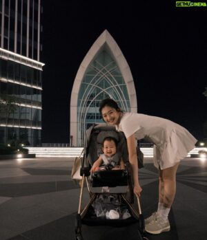 Meng-Lin Yang Instagram - 原來這就是生活中的儀式感·͜·

今年我們的生日特別訂了飯店一家人一起享受
雖然就在台北但意外的時程很舒服
畢竟帶著孩子出門都會特別匆忙
隨性派的我們這次可以睡到飽再出門
在飯店好好的享受裡面的設施與餐點
還有足夠的時間好好的紀錄出遊的點滴
晚上我甚至還泡了一個澡舒緩這幾個月的疲憊ꈍ .̮ ꈍ

謝謝漢來還準備了生日驚喜( ⸝⸝⸝¯ ³¯⸝⸝⸝ )♡
用心的佈置跟蛋糕超Q
我們三個住的很放鬆·͜· ︎︎ᕷ

四月是我們倆的生日月
願我們的寶貝一直平安健康又快樂
想去哪裡想做什麼我們都會陪著你⸝⸝⸝♡︎

Hairstyle/ @aabbee_apex_ 

#哈嘍小楊桃🌞🍑 #聽說藝珍昨天也在這 #我們與女神最近的距離