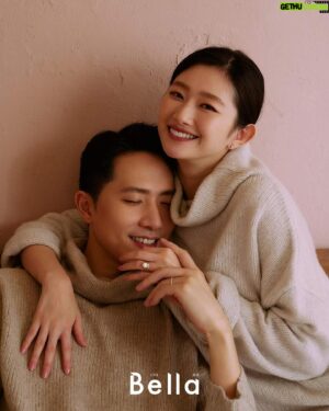Meng-Lin Yang Instagram - 價值觀很相近，個性卻很互補的 『我們』！
交往多年中，我們都因為對方而去做了一些脫離自己舒適圈的事。

我 面對人群的時候容易不知所措，因此盡量避免出席社交場合，幾乎都只跟熟識的朋友來往，但認識很外向的柔之後，她喜歡認識新朋友，跟著大家往外跑；2人在一起後， 我開始嘗試參與她跟她朋友們的聚會，從一開始的有些不習慣，到後來在她循循善誘下也漸入佳境。

而她對於一些需要接受挑戰的事情都會有所迴避，像她是一名跑百米的健將，但卻對長跑十分抗拒，我便會拉著她鼓勵她一起挑戰，就這樣她越來越可以突破自己～

或許就是這樣的相互成長相互陪伴，願意為對方踏出『The first step』，在我們之間才會一直有新的事情發生，便也為我們的感情保有了新鮮感。

記得拍攝當天配搭了好幾組I Primo的鑽戒與對戒，每組都有不同的故事藏在設計裡是我們很喜歡的巧思，也很巧的幾個故事都跟我們有著很深的連結。

「HATSUAKARI 初明」系列，是我們都非常喜歡又震撼的系列，
正看時像是一朵大大的日出，而倒過來是一座富士山，而剛好 富士山 對於我們來說是擁有著特別又有意義的故事。

富士山為什麼對我們來說特別又有意義呢？

常常聽說要能看到清楚的富士山很需要人品，但我們第一次去的時候沒有想太多，就直接訂了河口湖視野很好的飯店，想說山那麼大待在河口湖兩天一定看得到吧！結果第一天到商店街一片霧，什麼都看不到，我們差點不知道這裡有富士山，而又聽說一大早是最有機會看到的，睡前信誓旦旦的說隔天一早要起床看富士山，結果隔天一大早富士山只出現了五分鐘；也只有柔很有毅力的起床看了山拍了照，也因此奠定了之後，我們一定要再來看一次的計畫。

一直到去年終於有機會再去一次河口湖，看到了一片雲都沒有遮蓋的富士山時，也終於理解為什麼一生一定要看過一次富士山，壯闊的山陵線，雪白的山頂～ 

我想我們這一輩子都不會忘記，那樣的景色，感覺到世界之大，大自然的震撼，或許也因為第一次沒看到，期待已久更加深了那份感嘆，生命就是如此，每一次的不一樣才能創造驚喜，如果第一次就清清楚楚的看到或許也不會產生一樣的感受，無論如何富士山就變成我們獨特的回憶。

這次看到I Primo的系列每一個都有屬於它的故事，也都深深的打動我們，當故事有了交集，在心中就有一定的份量，就戴著他們再去尋找下個故事吧。

@iprimo_taiwan 

#婚戒 #訂婚鑽戒 #firststep