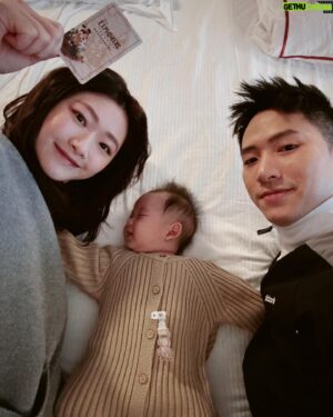 Meng-Lin Yang Instagram - 看來是要把全世界的迪士尼樂園都搜集一遍的節奏😂

此趟最期待的除了香港迪士尼園區內新的魔雪奇緣世界外，還有很久沒看到的煙火秀，好幾年前在東京看過之後就再也沒看過了，後面去了幾次都撲空，這次滿心期待，而且整個航程才一個多小時超級近！

這次直接住在探險家酒店，住在迪士尼樂園裡面氛圍感加倍，整個飯店佈置得真的像是個探險王國，所到之處都是細節。

來香港之前把冰雪奇緣1.2看過一遍，音樂聽了無數次，腦袋裡面都是let it go，終於來到艾倫戴爾王國走到哪都是完美的電影場景還原🥹

迪士尼樂園總是有辦法讓你身歷其境，這趟帶著楊桃出來，雖然他未來高機率忘記，但真的是我們很棒的回憶， @crystalyen418 還認真的幫楊桃精心打扮，這次造型想表達的是我們是同校同學🙂

回來前還抽空去了K11 MUSEA ，朝聖了旁邊的星光大道，見到了好多神級演員的手印，腦裡一字排開全是經典港片，興奮到不行🤩

只能說三天太短惹🥹🥹

#DiscoverHongKong #HelloHongKong #HKDisneyland
#WorldofFrozen
#LetItGo
#ForTheFirstTimeInNovember
#可樂旅遊