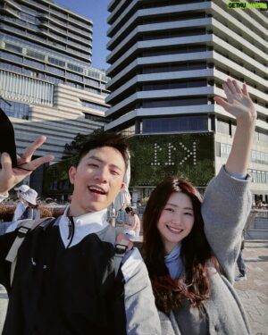 Meng-Lin Yang Instagram - 看來是要把全世界的迪士尼樂園都搜集一遍的節奏😂

此趟最期待的除了香港迪士尼園區內新的魔雪奇緣世界外，還有很久沒看到的煙火秀，好幾年前在東京看過之後就再也沒看過了，後面去了幾次都撲空，這次滿心期待，而且整個航程才一個多小時超級近！

這次直接住在探險家酒店，住在迪士尼樂園裡面氛圍感加倍，整個飯店佈置得真的像是個探險王國，所到之處都是細節。

來香港之前把冰雪奇緣1.2看過一遍，音樂聽了無數次，腦袋裡面都是let it go，終於來到艾倫戴爾王國走到哪都是完美的電影場景還原🥹

迪士尼樂園總是有辦法讓你身歷其境，這趟帶著楊桃出來，雖然他未來高機率忘記，但真的是我們很棒的回憶， @crystalyen418 還認真的幫楊桃精心打扮，這次造型想表達的是我們是同校同學🙂

回來前還抽空去了K11 MUSEA ，朝聖了旁邊的星光大道，見到了好多神級演員的手印，腦裡一字排開全是經典港片，興奮到不行🤩

只能說三天太短惹🥹🥹

#DiscoverHongKong #HelloHongKong #HKDisneyland
#WorldofFrozen
#LetItGo
#ForTheFirstTimeInNovember
#可樂旅遊