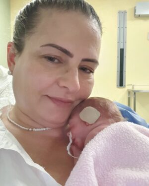 Mercedes Molto Instagram - Un día ...el que menos espere Llegaste... ni puedo explicar todo lo q llegue a sentir al saber que estabas llegando semanas antes de tu fecha !!! Mi cuerpo no conectaba con ni cabeza y un miedo que jamás había sentido empezó apoderarse de mi sin la más mínima consideración...sabía q la situación era muy crítica que si llegabas serias el milagro más grande que Dios me daría!!! Pero también sabía que solo seria el inicio de un arduo camino ...Ainhoa , MI GUERRERA 💪 hoy llegas a 3 años únicos y maravillosos junto a todos los que te amamos!!! Hoy celebramos tu vida mi ángel de cabellos de oro !!! Tu sonrisa que enamora y tu dulzura son la combinación perfecta para la niña que eres hoy!!! Feliz cumpleaños ✨️ 🎂 hija amada ...hoy mamá se ha despedido del miedo q llego ese día que llegaste a mi vida,  ese miedo que me tenia sin respirar y vivir !!! Hoy descanso mucho más y si es cierto que aun me llega de visita la inquietud por ti , volteo a verte y se apacigua!!! Aquí sigo Ainhoa..aqui estamos de pie !!! Como guerreras que somos y seremos!!! Le pido a Dios te brinde salud 🙏 y que sigas sonriéndonos como lo has hecho hasta hoy !!! Te deseo la mejor vuelta al sol !!! Te amo , mi amor !!!. 
MAMÁ
