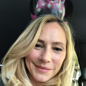 Meredith Monroe Instagram - Feeling like a queen! Thanks lovie!  #crown #minniemouse #actorslife #bookit #shesgotmyback #bestgirl #nailedit 😂💖