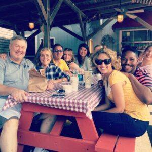 Meredith Vieira Instagram - My favorite place in Cape Cod -- JP's Seafood with owner Don and the team from @ParadeMagazine!