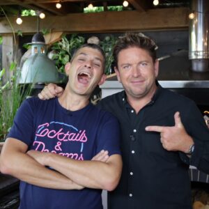 Merlin Griffiths Instagram - I should've worn black! 🤣
Tomorrow, 930am, @itv @saturdayjamesmartin for some delicious drinks (and food!) ♥️🥂
#tv #food #drinks