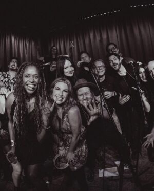 Merrin Dungey Instagram - Perfectly capturing the magic that is the @coffeeshoparenarock night from a few weeks ago. These say it all. Thank you @_.mayapologies._ for 📸!
and to my brother in Rock @curtispeoples for the opportunity and the community🤘🏾