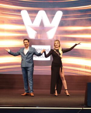 Mert Fırat Instagram - #WatsonsTürkiyeÖdülleri 💙🥂@emreerdemoglu 
@watsonsturkiye @mugeboz @meteyurddas
