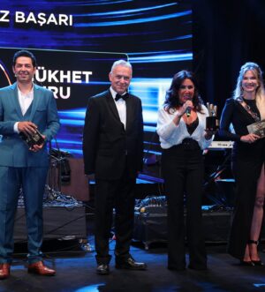 Mert Fırat Instagram - #WatsonsTürkiyeÖdülleri 💙🥂@emreerdemoglu 
@watsonsturkiye @mugeboz @meteyurddas