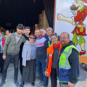 Mert Fırat Instagram - Sezen Aksu ve Ali İsmail Korkmaz Vakfı (Alikev) Yönetim Kurulu Başkanı Emel Korkmaz Hatay Expo depomuzu ziyaret etti. 

Değerli sanatçı Sezen Aksu ve Ali İsmail Korkmaz Vakfı (Alikev) Yönetim Kurulu Başkanı Emel Korkmaz depomuzda İhtiyaç Haritası ve Afet Platformu’nda yer alan STK’lardan sahada giderek artan güncel ihtiyaçlar hakkında bilgi alıp depomuzda görev yapan gönüllülerimizle sohbet etme imkanı buldu. @ihtiyacharitasiofficial 

Değerli ziyaretleri için teşekkür ederiz. 

@aliismailkorkmazvakfi #sezenaksu