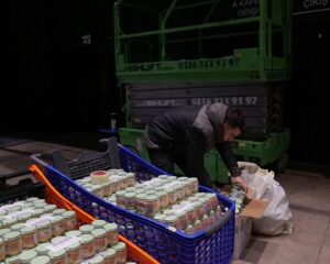 Mert Fırat Instagram - Aynı acıları paylaştığımız şu günlerde @ihtiyacharitasiofficial ve tüm sivil toplum kuruluşlarına verdiğiniz destek çok değerli. Maalesef hepimizin yakınları farklı illerde depremden etkilendi. Kimi bulunduğu illerden kimi afet bölgesinden destek vermeye çalışıyor.

Afet haberini aldığımızda yola çıktık. Benim de akrabalarım göçük altında ve bizler de buradaki herkesle birlikte mücadele veriyoruz. 

Koordinasyon ve operasyon yaparken, yardımın doğru ve güvenilir bir şekilde ulaşmasını sağlamak hedefindeyiz. 

Lütfen destek ve gönüllü çalışmalarınızı esirgemeyin. Sizler bizim enerji kaynağımızsınız. Her birinizin derdi bizim de derdimiz. 

Gücümüz ve kuvvetimiz hiç tükenmesin!

Bugün DasDas’ta bizlerle olup, bölgeden gelen ihtiyaçlar doğrultusunda hazırlanan ihtiyaç listelerini karşılamada ve paketlemede desteği geçen herkese çok teşekkür ederiz.