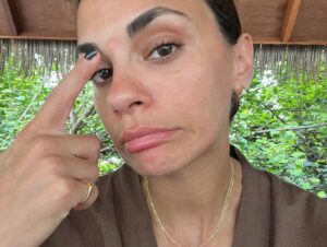 Merve Akkaya Instagram - on an island in the sun 🥥
Partner, you been amazing 🤍 
& sorry for the last video 🦥
#anothergreatgetaway