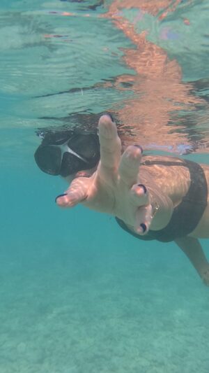 Merve Akkaya Instagram - floating in the sea 🐚🐠🐢🪸
#snorkeling #nemoanddory #partnerincrime ❤️