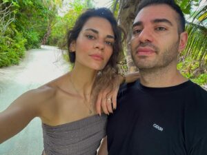 Merve Akkaya Instagram - on an island in the sun 🥥
Partner, you been amazing 🤍 
& sorry for the last video 🦥
#anothergreatgetaway