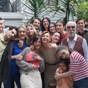 Merve Ateş Instagram - Ben bugün mezun oldum… Hayatımın en güzel, en değerli ve en kıymetli anlarını bana yaşatan Yargı… Bu fotoğraflarda olan ya da olamayan herkes benim için o kadar değerli ki. Muazzam arkadaşlarla tanışıp çalıştığım ve beni bir öğrencisi gibi yetiştirip büyüten, hata yapmama izin veren acemiliklerimle, çocukluklarımla beni hoş gören harika hocalarla çalıştığım bir okul gibiydi benim için. Her set günü bir ders, her pazar gecesi bir sınavdı… Bu sınavı öncelikle Tuğçe olarak, hemen ardından Yargı da vermenin heyecanı hep içimde benimle kalacak. Herkese teşekkür etmek isterim burada tek tek dursun diye ama başlarsam duramam biliyorum. O yüzden iyi ki vardın Yargı… İyi ki vardın Tuğçe… Her anında elini tutmama izin verdiğin ve her anımda elimi tuttuğun için sana olan minnetim ebedi ama bugün son sınavımızı verirken ilk günden beri yanımızda olduğunuz için de en çok size teşekkürler… Yüzünü asla göremediğim, sesini asla duymadığım, bir televizyonun ardından bizimle ağlayıp bizimle gülen sizlere… Merve/Tuğçe ya da siz nasıl kabul ederseniz… Yargı bu akşam son defa yeni bölümü ile sizlerle… Yeniden görüşene dek, Hoşçakalın…