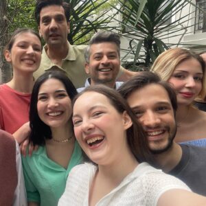 Merve Ateş Instagram - Ben bugün mezun oldum… Hayatımın en güzel, en değerli ve en kıymetli anlarını bana yaşatan Yargı… Bu fotoğraflarda olan ya da olamayan herkes benim için o kadar değerli ki. Muazzam arkadaşlarla tanışıp çalıştığım ve beni bir öğrencisi gibi yetiştirip büyüten, hata yapmama izin veren acemiliklerimle, çocukluklarımla beni hoş gören harika hocalarla çalıştığım bir okul gibiydi benim için. Her set günü bir ders, her pazar gecesi bir sınavdı… Bu sınavı öncelikle Tuğçe olarak, hemen ardından Yargı da vermenin heyecanı hep içimde benimle kalacak. Herkese teşekkür etmek isterim burada tek tek dursun diye ama başlarsam duramam biliyorum. O yüzden iyi ki vardın Yargı… İyi ki vardın Tuğçe… Her anında elini tutmama izin verdiğin ve her anımda elimi tuttuğun için sana olan minnetim ebedi ama bugün son sınavımızı verirken ilk günden beri yanımızda olduğunuz için de en çok size teşekkürler… Yüzünü asla göremediğim, sesini asla duymadığım, bir televizyonun ardından bizimle ağlayıp bizimle gülen sizlere… Merve/Tuğçe ya da siz nasıl kabul ederseniz… Yargı bu akşam son defa yeni bölümü ile sizlerle… Yeniden görüşene dek, Hoşçakalın…