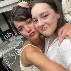 Merve Ateş Instagram - Ben bugün mezun oldum… Hayatımın en güzel, en değerli ve en kıymetli anlarını bana yaşatan Yargı… Bu fotoğraflarda olan ya da olamayan herkes benim için o kadar değerli ki. Muazzam arkadaşlarla tanışıp çalıştığım ve beni bir öğrencisi gibi yetiştirip büyüten, hata yapmama izin veren acemiliklerimle, çocukluklarımla beni hoş gören harika hocalarla çalıştığım bir okul gibiydi benim için. Her set günü bir ders, her pazar gecesi bir sınavdı… Bu sınavı öncelikle Tuğçe olarak, hemen ardından Yargı da vermenin heyecanı hep içimde benimle kalacak. Herkese teşekkür etmek isterim burada tek tek dursun diye ama başlarsam duramam biliyorum. O yüzden iyi ki vardın Yargı… İyi ki vardın Tuğçe… Her anında elini tutmama izin verdiğin ve her anımda elimi tuttuğun için sana olan minnetim ebedi ama bugün son sınavımızı verirken ilk günden beri yanımızda olduğunuz için de en çok size teşekkürler… Yüzünü asla göremediğim, sesini asla duymadığım, bir televizyonun ardından bizimle ağlayıp bizimle gülen sizlere… Merve/Tuğçe ya da siz nasıl kabul ederseniz… Yargı bu akşam son defa yeni bölümü ile sizlerle… Yeniden görüşene dek, Hoşçakalın…