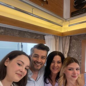 Merve Ateş Instagram - Ben bugün mezun oldum… Hayatımın en güzel, en değerli ve en kıymetli anlarını bana yaşatan Yargı… Bu fotoğraflarda olan ya da olamayan herkes benim için o kadar değerli ki. Muazzam arkadaşlarla tanışıp çalıştığım ve beni bir öğrencisi gibi yetiştirip büyüten, hata yapmama izin veren acemiliklerimle, çocukluklarımla beni hoş gören harika hocalarla çalıştığım bir okul gibiydi benim için. Her set günü bir ders, her pazar gecesi bir sınavdı… Bu sınavı öncelikle Tuğçe olarak, hemen ardından Yargı da vermenin heyecanı hep içimde benimle kalacak. Herkese teşekkür etmek isterim burada tek tek dursun diye ama başlarsam duramam biliyorum. O yüzden iyi ki vardın Yargı… İyi ki vardın Tuğçe… Her anında elini tutmama izin verdiğin ve her anımda elimi tuttuğun için sana olan minnetim ebedi ama bugün son sınavımızı verirken ilk günden beri yanımızda olduğunuz için de en çok size teşekkürler… Yüzünü asla göremediğim, sesini asla duymadığım, bir televizyonun ardından bizimle ağlayıp bizimle gülen sizlere… Merve/Tuğçe ya da siz nasıl kabul ederseniz… Yargı bu akşam son defa yeni bölümü ile sizlerle… Yeniden görüşene dek, Hoşçakalın…