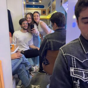 Merve Ateş Instagram - Ben bugün mezun oldum… Hayatımın en güzel, en değerli ve en kıymetli anlarını bana yaşatan Yargı… Bu fotoğraflarda olan ya da olamayan herkes benim için o kadar değerli ki. Muazzam arkadaşlarla tanışıp çalıştığım ve beni bir öğrencisi gibi yetiştirip büyüten, hata yapmama izin veren acemiliklerimle, çocukluklarımla beni hoş gören harika hocalarla çalıştığım bir okul gibiydi benim için. Her set günü bir ders, her pazar gecesi bir sınavdı… Bu sınavı öncelikle Tuğçe olarak, hemen ardından Yargı da vermenin heyecanı hep içimde benimle kalacak. Herkese teşekkür etmek isterim burada tek tek dursun diye ama başlarsam duramam biliyorum. O yüzden iyi ki vardın Yargı… İyi ki vardın Tuğçe… Her anında elini tutmama izin verdiğin ve her anımda elimi tuttuğun için sana olan minnetim ebedi ama bugün son sınavımızı verirken ilk günden beri yanımızda olduğunuz için de en çok size teşekkürler… Yüzünü asla göremediğim, sesini asla duymadığım, bir televizyonun ardından bizimle ağlayıp bizimle gülen sizlere… Merve/Tuğçe ya da siz nasıl kabul ederseniz… Yargı bu akşam son defa yeni bölümü ile sizlerle… Yeniden görüşene dek, Hoşçakalın…