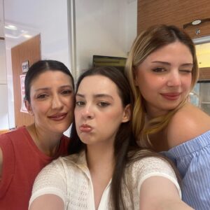 Merve Ateş Instagram - Ben bugün mezun oldum… Hayatımın en güzel, en değerli ve en kıymetli anlarını bana yaşatan Yargı… Bu fotoğraflarda olan ya da olamayan herkes benim için o kadar değerli ki. Muazzam arkadaşlarla tanışıp çalıştığım ve beni bir öğrencisi gibi yetiştirip büyüten, hata yapmama izin veren acemiliklerimle, çocukluklarımla beni hoş gören harika hocalarla çalıştığım bir okul gibiydi benim için. Her set günü bir ders, her pazar gecesi bir sınavdı… Bu sınavı öncelikle Tuğçe olarak, hemen ardından Yargı da vermenin heyecanı hep içimde benimle kalacak. Herkese teşekkür etmek isterim burada tek tek dursun diye ama başlarsam duramam biliyorum. O yüzden iyi ki vardın Yargı… İyi ki vardın Tuğçe… Her anında elini tutmama izin verdiğin ve her anımda elimi tuttuğun için sana olan minnetim ebedi ama bugün son sınavımızı verirken ilk günden beri yanımızda olduğunuz için de en çok size teşekkürler… Yüzünü asla göremediğim, sesini asla duymadığım, bir televizyonun ardından bizimle ağlayıp bizimle gülen sizlere… Merve/Tuğçe ya da siz nasıl kabul ederseniz… Yargı bu akşam son defa yeni bölümü ile sizlerle… Yeniden görüşene dek, Hoşçakalın…