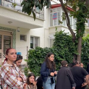 Merve Ateş Instagram - Ben bugün mezun oldum… Hayatımın en güzel, en değerli ve en kıymetli anlarını bana yaşatan Yargı… Bu fotoğraflarda olan ya da olamayan herkes benim için o kadar değerli ki. Muazzam arkadaşlarla tanışıp çalıştığım ve beni bir öğrencisi gibi yetiştirip büyüten, hata yapmama izin veren acemiliklerimle, çocukluklarımla beni hoş gören harika hocalarla çalıştığım bir okul gibiydi benim için. Her set günü bir ders, her pazar gecesi bir sınavdı… Bu sınavı öncelikle Tuğçe olarak, hemen ardından Yargı da vermenin heyecanı hep içimde benimle kalacak. Herkese teşekkür etmek isterim burada tek tek dursun diye ama başlarsam duramam biliyorum. O yüzden iyi ki vardın Yargı… İyi ki vardın Tuğçe… Her anında elini tutmama izin verdiğin ve her anımda elimi tuttuğun için sana olan minnetim ebedi ama bugün son sınavımızı verirken ilk günden beri yanımızda olduğunuz için de en çok size teşekkürler… Yüzünü asla göremediğim, sesini asla duymadığım, bir televizyonun ardından bizimle ağlayıp bizimle gülen sizlere… Merve/Tuğçe ya da siz nasıl kabul ederseniz… Yargı bu akşam son defa yeni bölümü ile sizlerle… Yeniden görüşene dek, Hoşçakalın…