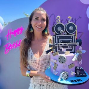 Mery Cabezuelo Instagram - Hoy es mi cumpleaños, y ayer tuve la mejor celebración posible, fue una fiesta diferente, llena de talento, amor, diversión y muy buena energía. Para mí fue mucho trabajo la organización, pero la magia la pusisteis vosotros cuando llegasteis con vuestra buena vibra. No cambiaría absolutamente nada. Me siento muy afortunada 🥰 Mientras preparamos el vídeo con los mejores momentos, que no fueron pocos, aquí dejo unas fotos con algunos de mis 💜 para el recuerdo. Y también quería agradecer a todos los que vinisteis, por compartir vuestro tiempo conmigo y dar lo mejor, y en especial a; Philipp por ser parte de todo y ejercer de jefazo de cocina y barbacoa, solo porque le encanta y porque quería hacerme feliz ❤️‍🔥A @alvarocuadrado que es el mejor -mejor amigo- que se puede tener, por organizar el regalo colectivo y tener la brillante idea de crear un crowdfunding entre los amigos para mi próximo corto, ayudándome a mi así con la producción, y convirtiéndose ellos en co productores 😍 A @rodrigohrecio por ejercer de videografo y hacer unos vídeos memorables 🫶🏼 A los amig@s de Tobarra, los de toda la vida, por venir desde mi pueblo para estar en mi día y ayudarme con todo y darlo todo, y a @danielamatschnig por la misma razón pero ella ha venido desde Viena 💃 A @yelousoul por regalarme pinchar ese día 🎧 A @sonia.herrera.es por regalarme el arte que puso @santafiesta.eventos con sus maquillajes glow 💄 A mi primer regalo artístico, el monólogo y magia de @gustavo.biosca con @byaranzazu 😀 Y a todos los demás que colaborasteis con vuestro arte cantando @el_turu_musica @dani.sota @jazminabuin @cristiconde @eliyahhera @juandelaserna7 🎼 Gracias también a todos los que me habéis felicitado, a los que queríais venir pero no pudisteis, y a los que no estuvisteis pero estaréis 💫 Os quiero a tod@s 💜🦋🩵